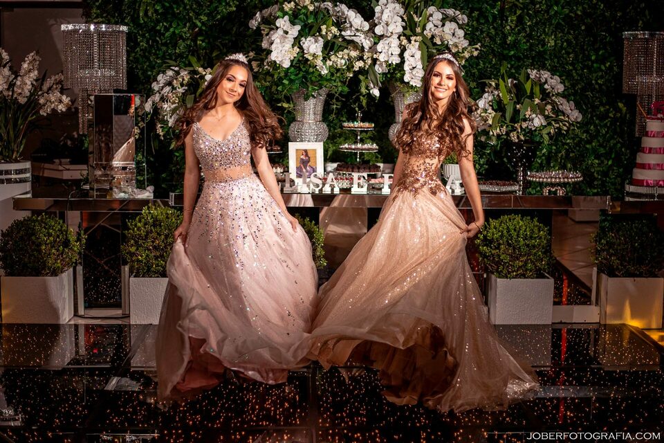 Festa de 15  anos  das gêmeas Elisa Pioner e Paula Pioner na Espaço Nobre em Caxais do Sul